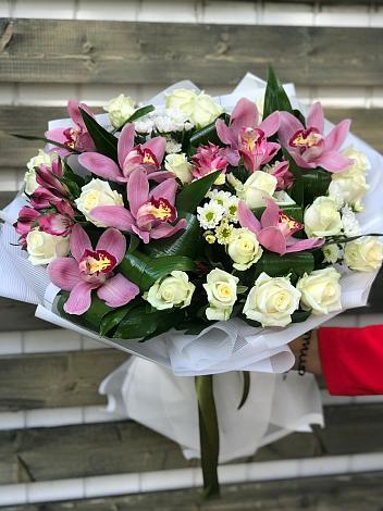 Букет цветов из: Розы и Хризантемы в Лухе