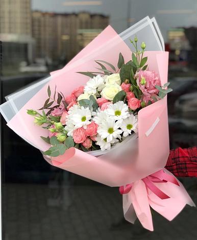 Букет цветов из: Розы, Лизиантусы и Хризантемы в Лухе